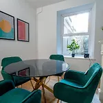 Stylish 3-Bed Swansea Home With Wifi & Kitchen