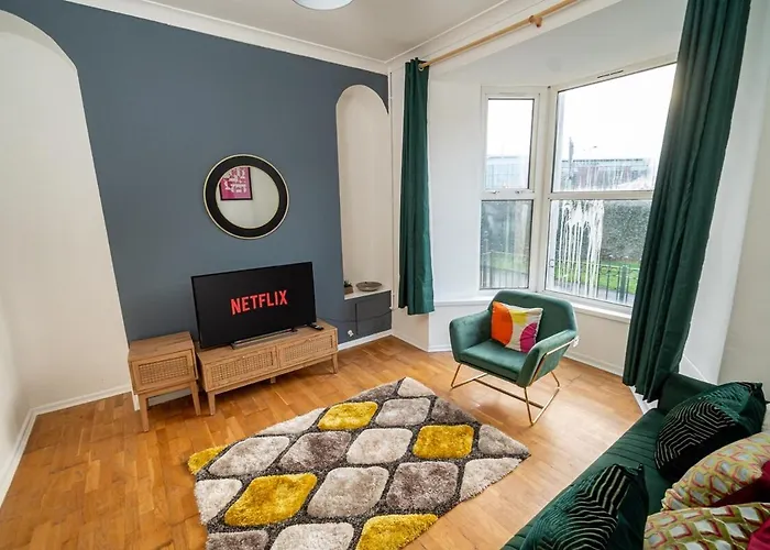 Stylish 3-Bed Swansea Home With Wifi & Kitchen