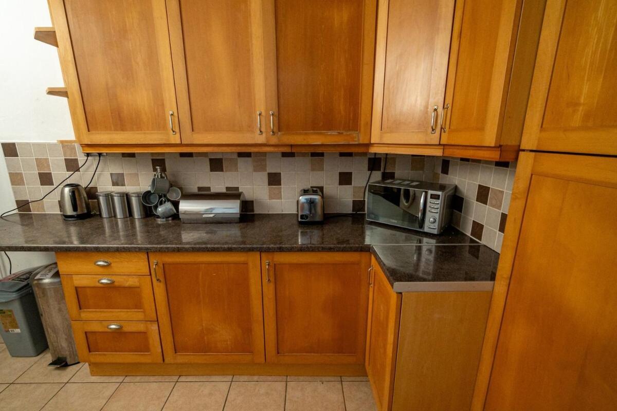 Stylish 3-bed With Wifi & Kitchen Holiday home Swansea