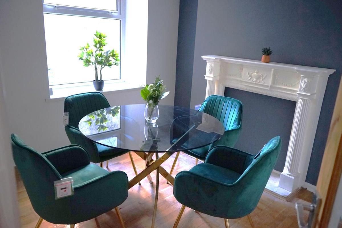Holiday home Stylish 3-bed With Wifi & Kitchen