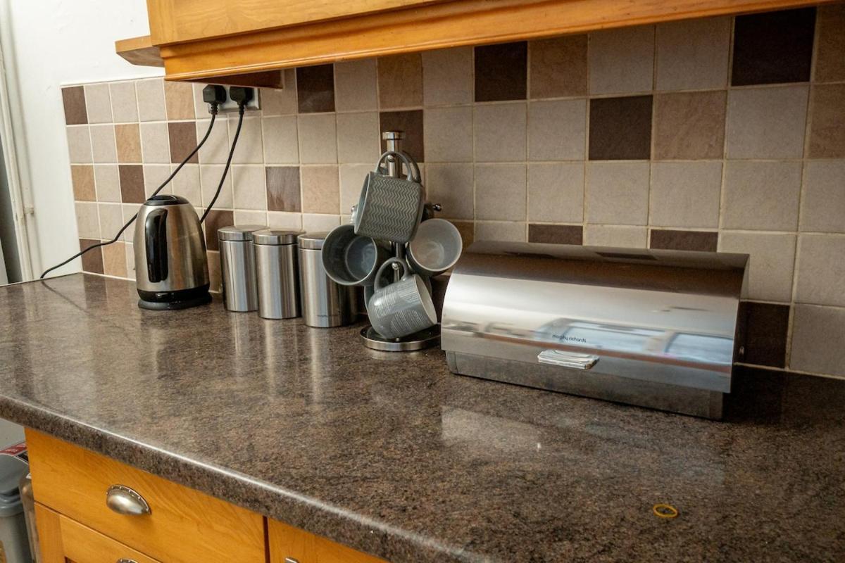 Holiday home Stylish 3-bed With Wifi & Kitchen *