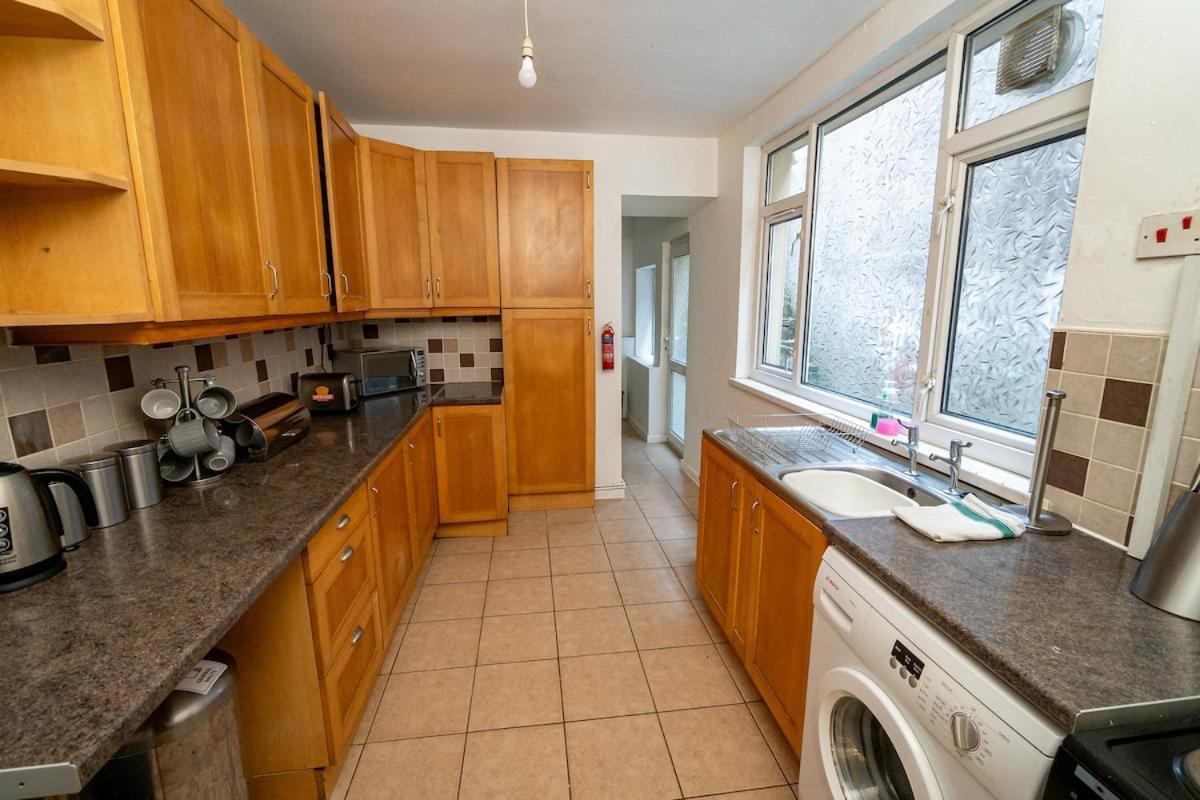 Stylish 3-bed With Wifi & Kitchen * Swansea