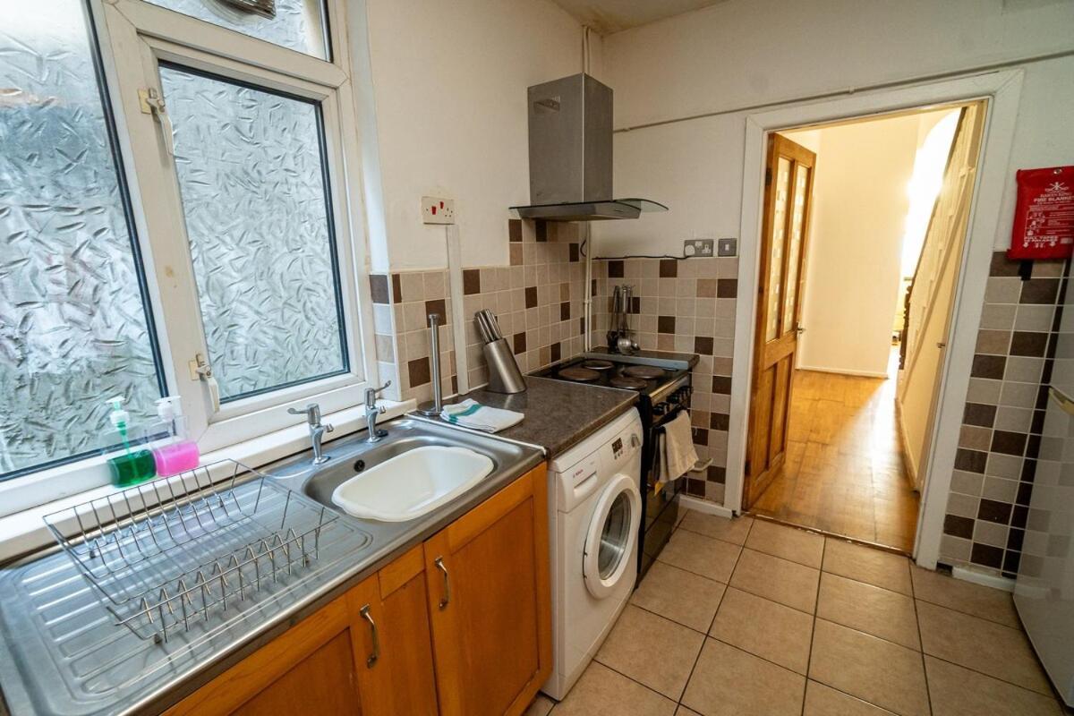 Holiday home Stylish 3-bed With Wifi & Kitchen