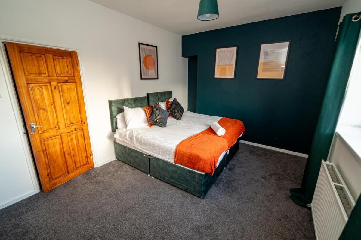 Holiday home Stylish 3-bed With Wifi & Kitchen Swansea