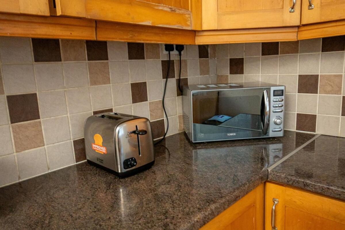 Holiday home Stylish 3-bed With Wifi & Kitchen