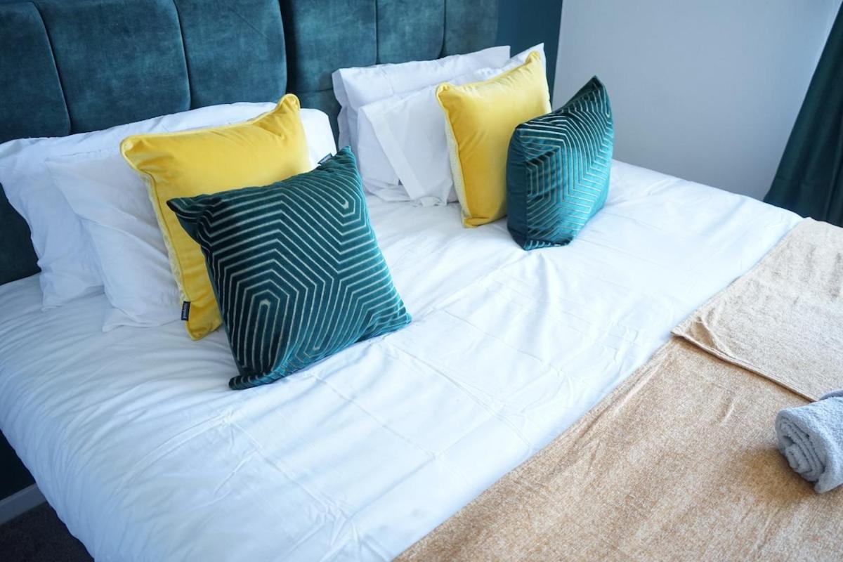 Holiday home Stylish 3-bed With Wifi & Kitchen *