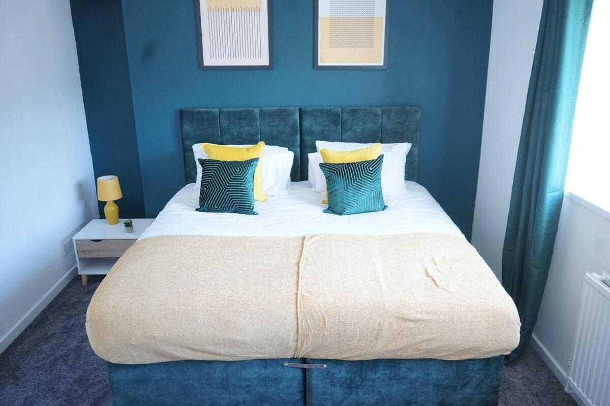 Stylish 3-bed With Wifi & Kitchen *
