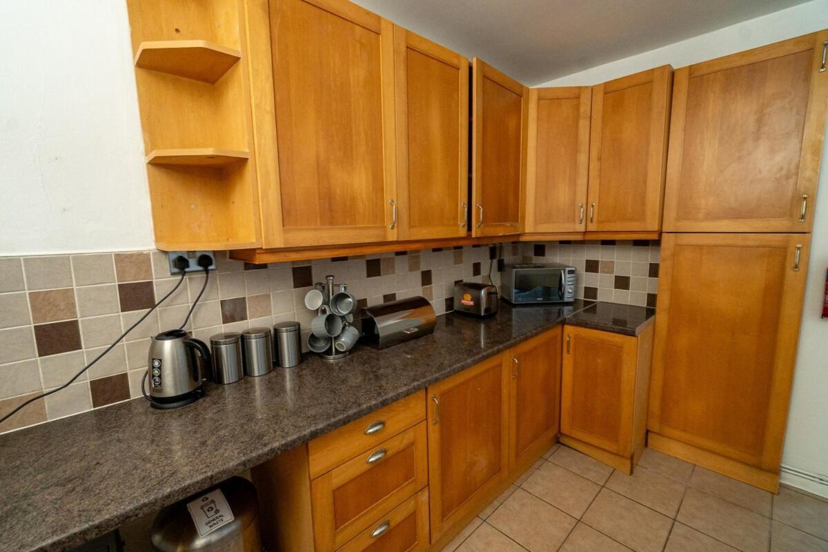 Holiday home Stylish 3-bed With Wifi & Kitchen