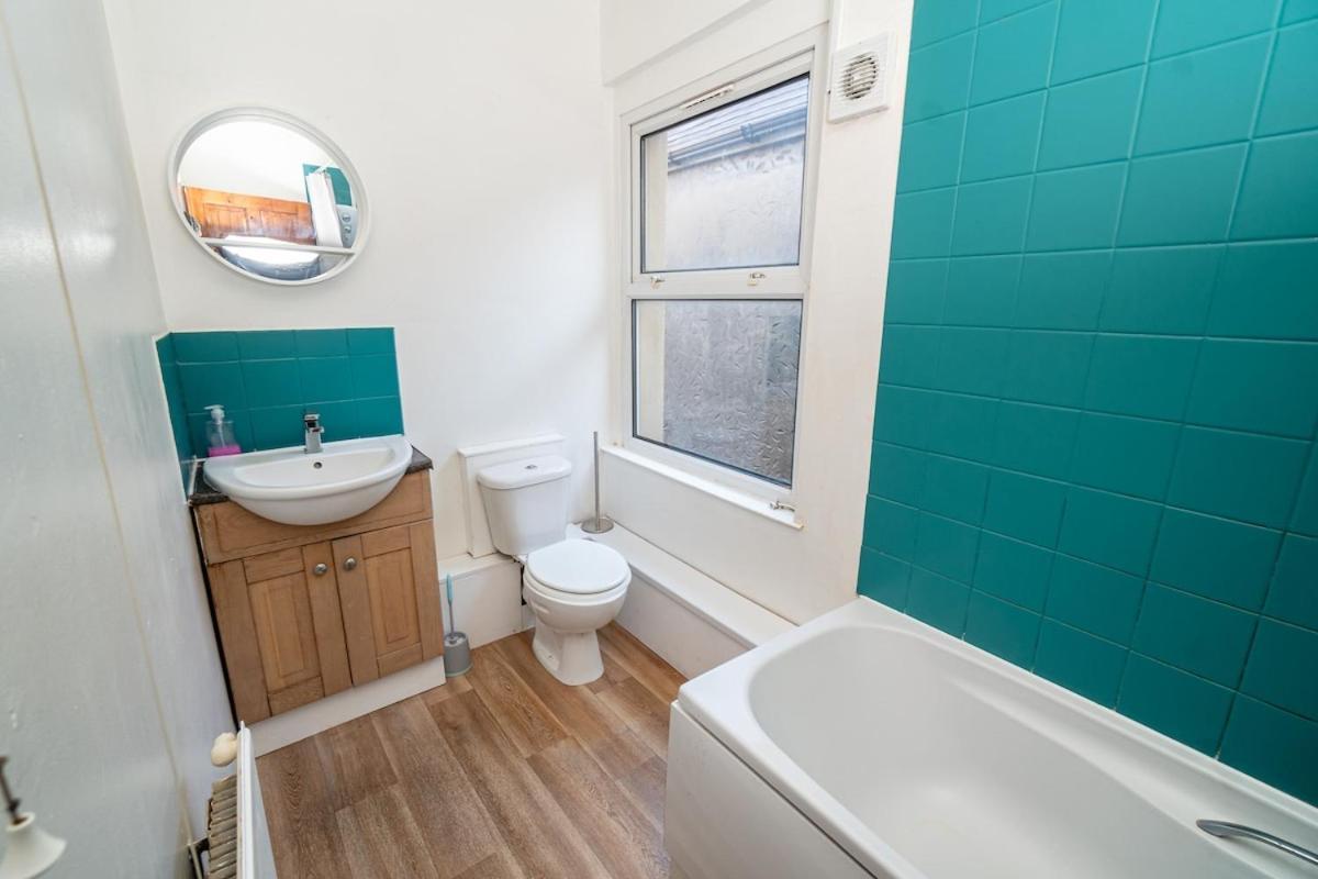 Holiday home Stylish 3-bed With Wifi & Kitchen Swansea