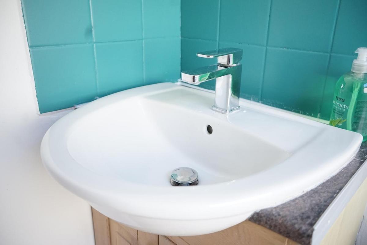 Stylish 3-bed With Wifi & Kitchen Swansea
