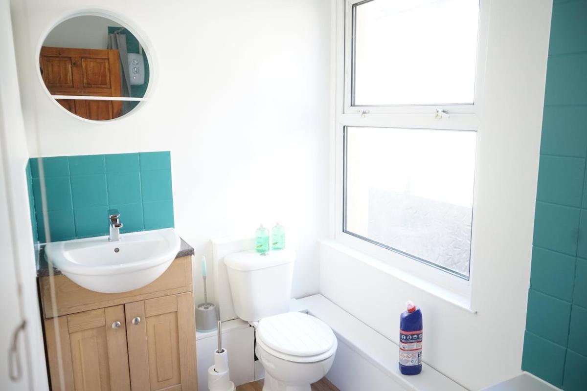 Holiday home Stylish 3-bed With Wifi & Kitchen