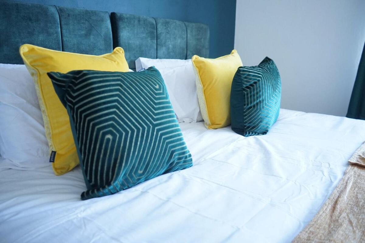 Holiday home Stylish 3-bed With Wifi & Kitchen *