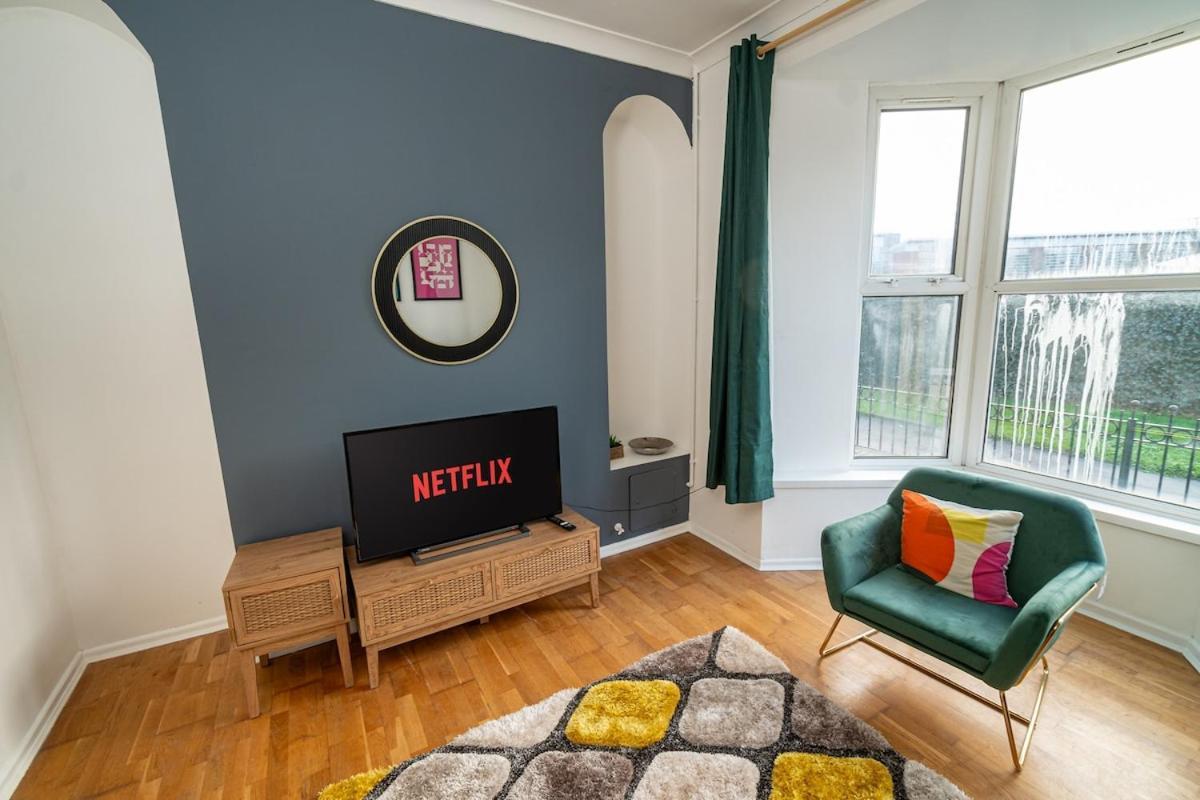 Stylish 3-bed With Wifi & Kitchen Holiday home Swansea