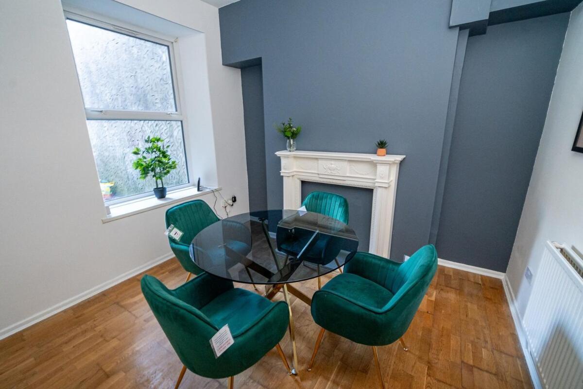 Holiday home Stylish 3-bed With Wifi & Kitchen Swansea