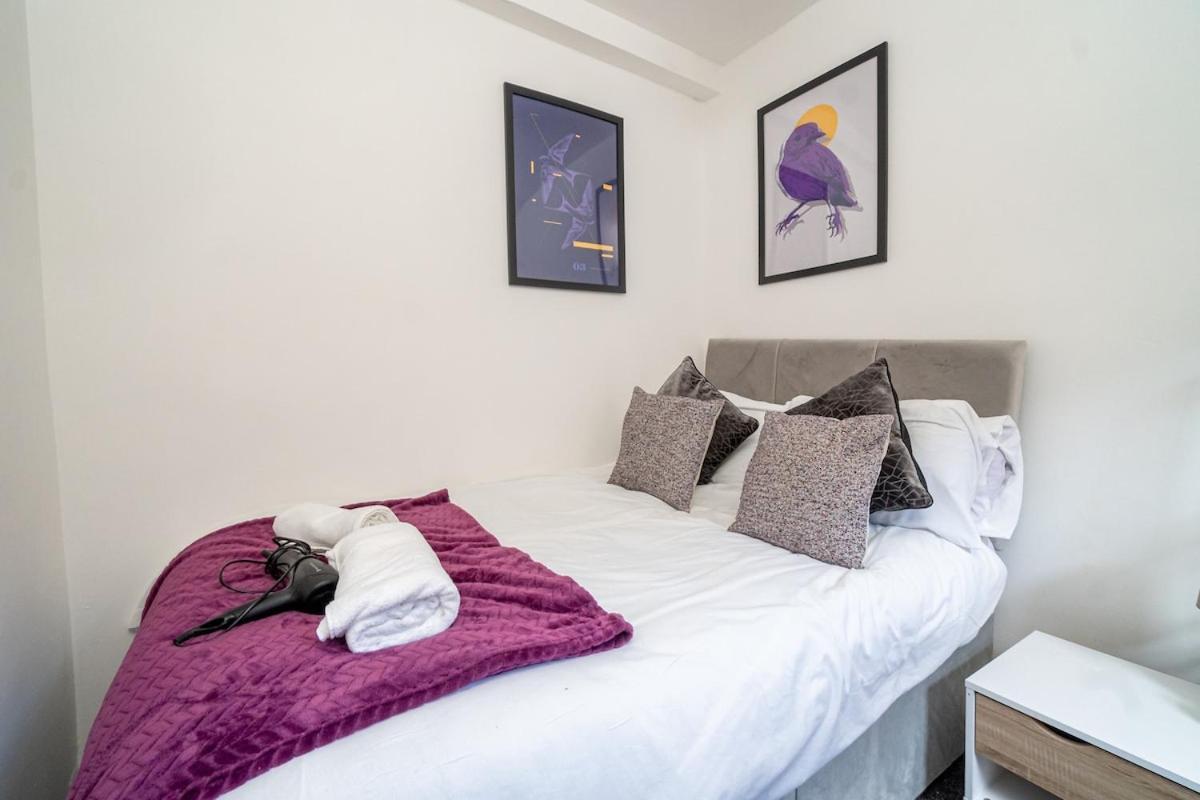 Holiday home Stylish 3-bed With Wifi & Kitchen *