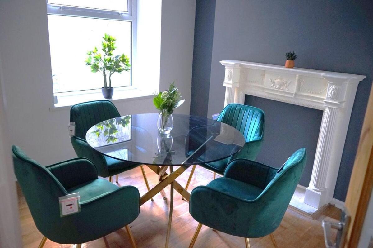 Holiday home Stylish 3-bed With Wifi & Kitchen Swansea