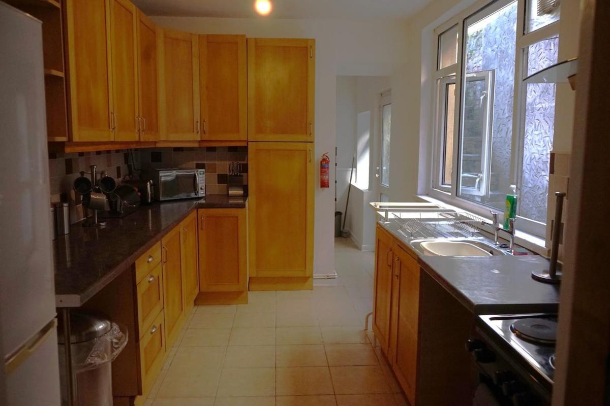 Stylish 3-bed With Wifi & Kitchen * Swansea