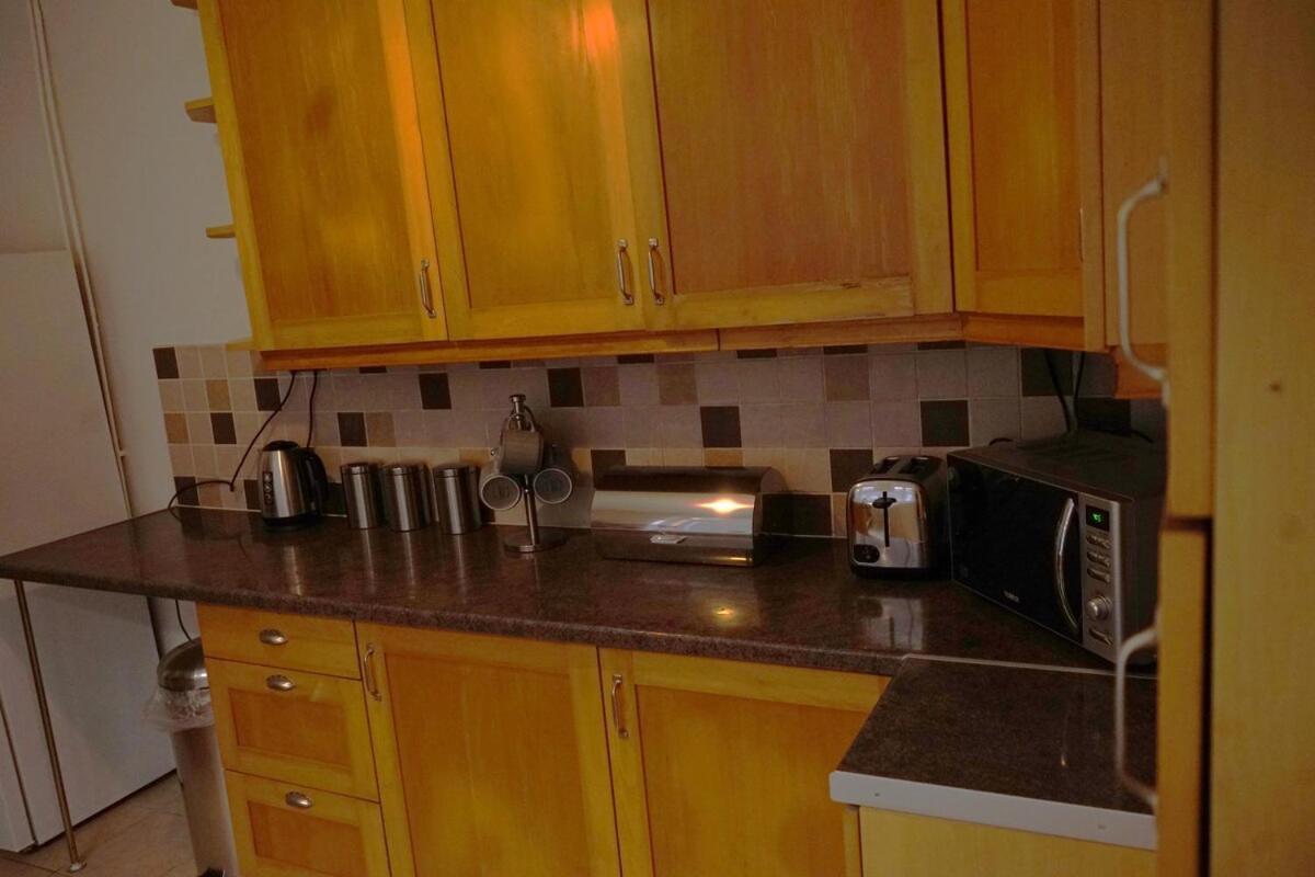 Stylish 3-bed With Wifi & Kitchen