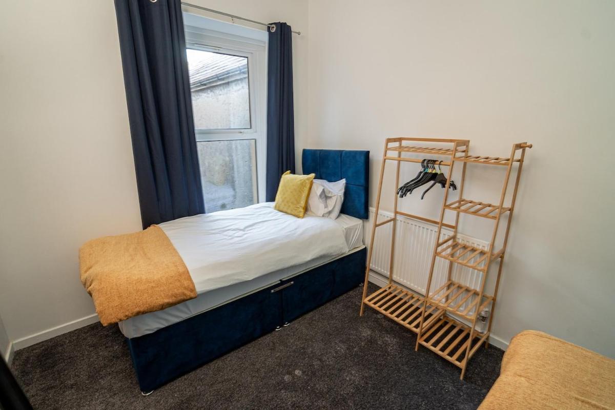 Stylish 3-bed With Wifi & Kitchen Holiday home Swansea