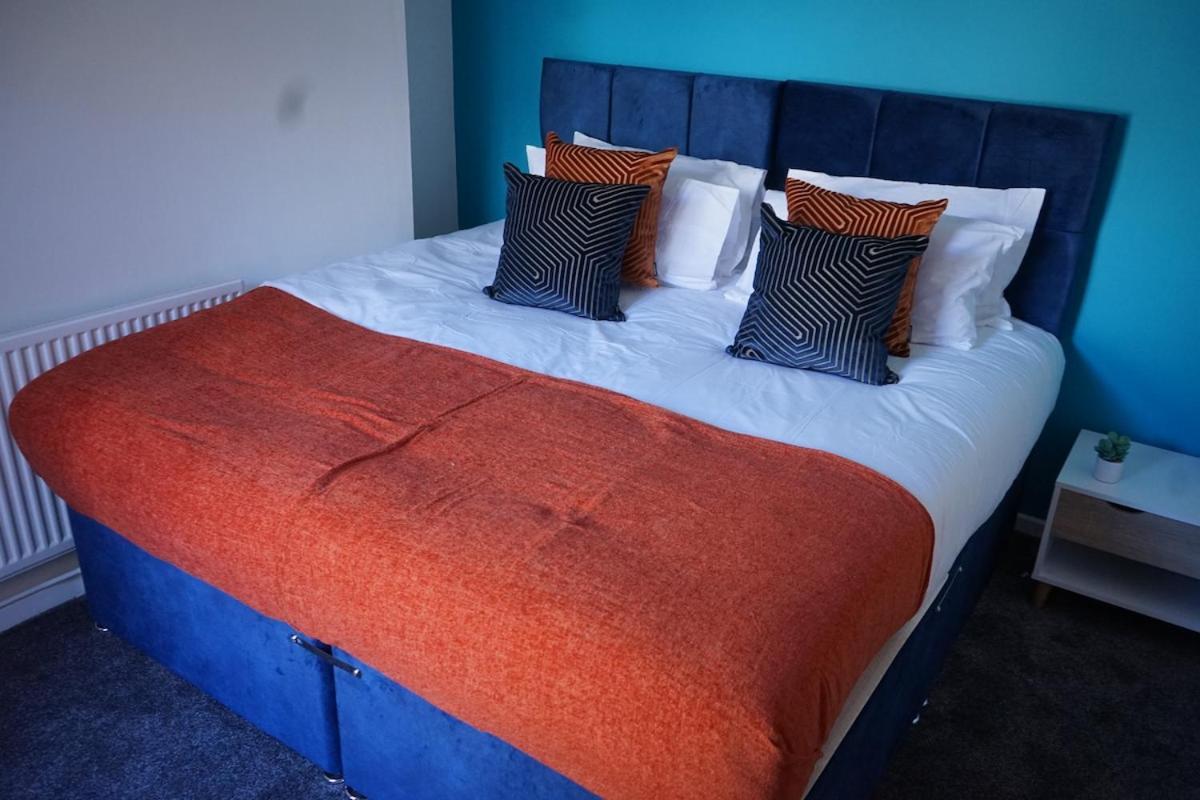 Holiday home Stylish 3-bed With Wifi & Kitchen *